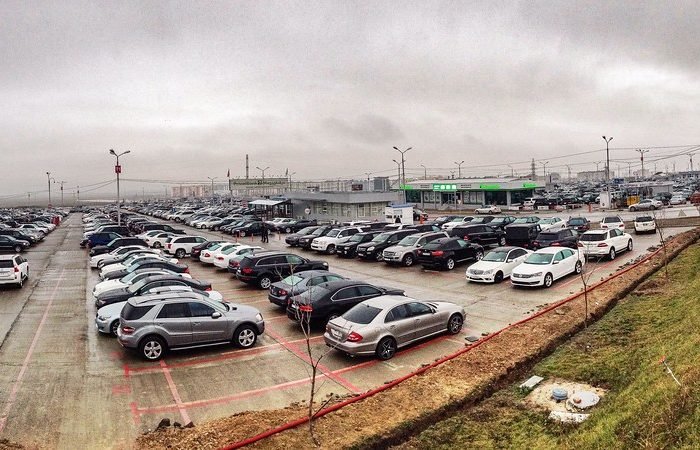 Грузинский пограничный переход с автомобилями, ожидающими таможенного оформления