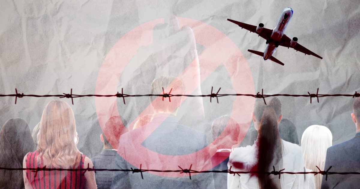 Художественная иллюстрация: люди за колючей проволокой с самолётом и знаком «стоп», символизирующие ограничения на иммиграцию