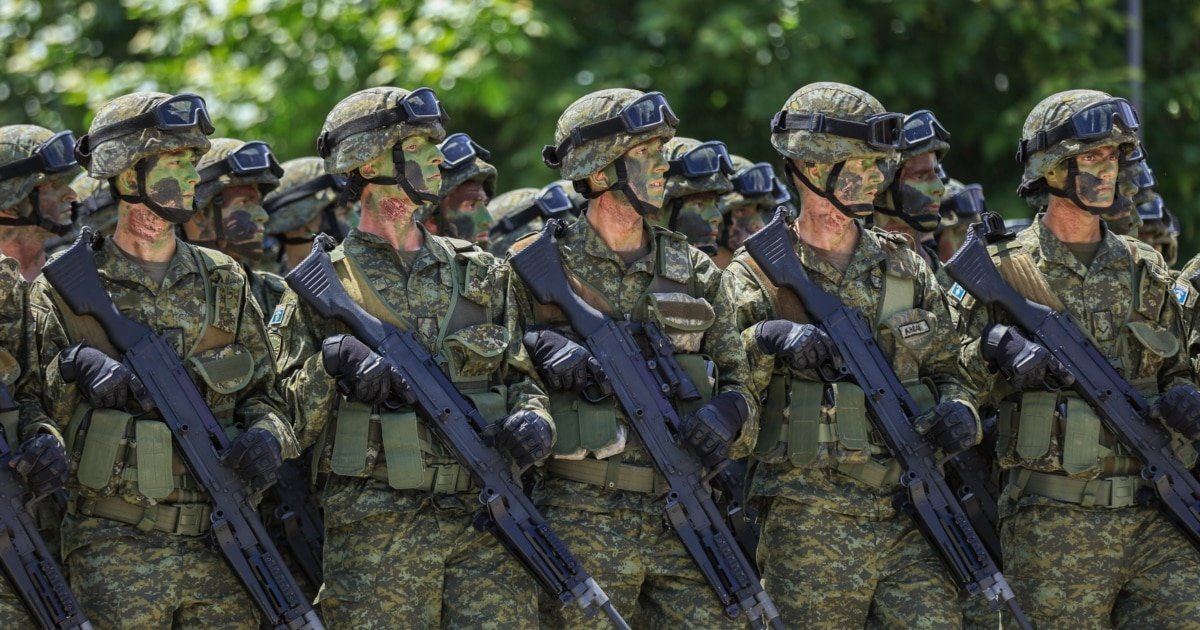 Военнослужащие Сил безопасности Косово в боевом снаряжении на параде в Приштине