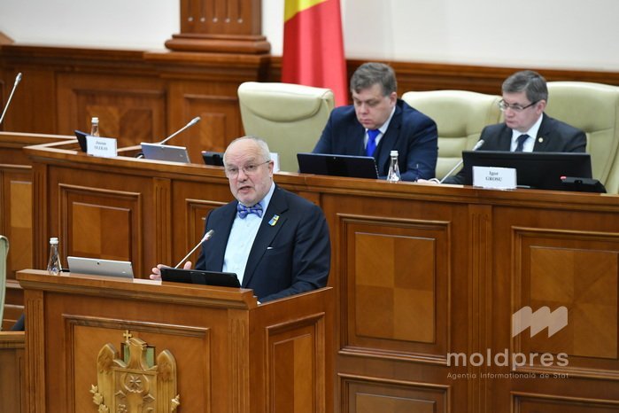 Estonian Parliament Speaker Lauri Hussar addressing Moldovan Parliament from podium