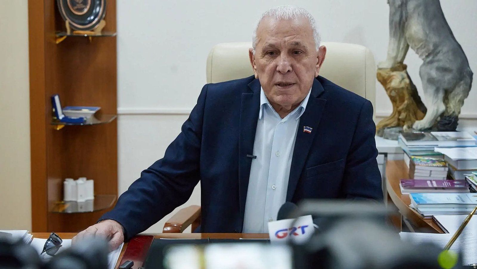 Дмитрий Константинов на пресс-конференции с микрофоном GRT