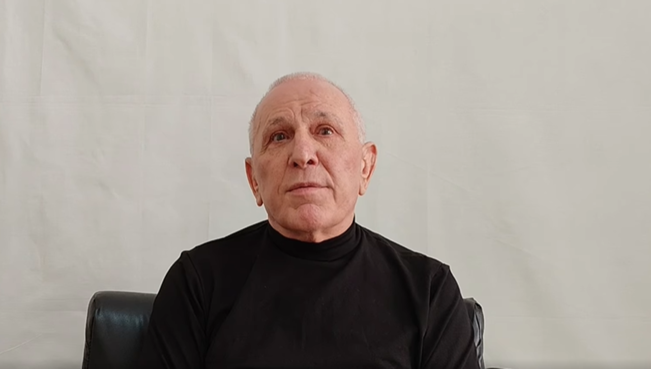 Дмитрий Константинов в чёрной водолазке делает видеообращение после вынесения приговора