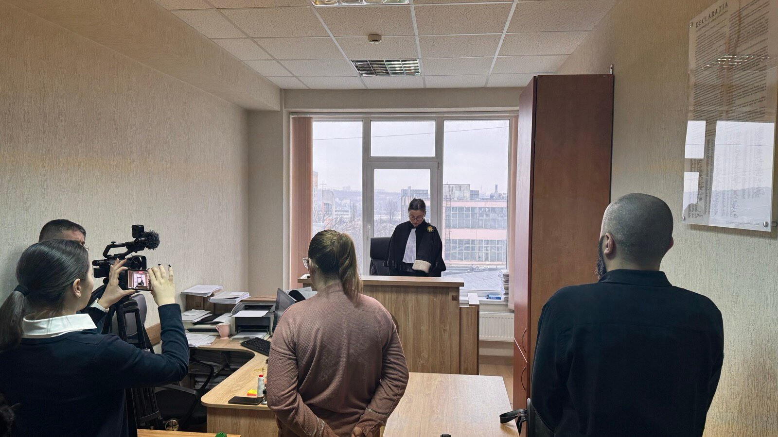 Судья в суде Кишинёва оглашает приговор по делу граждан Молдовы, осуждённых за участие в российских военизированных лагерях