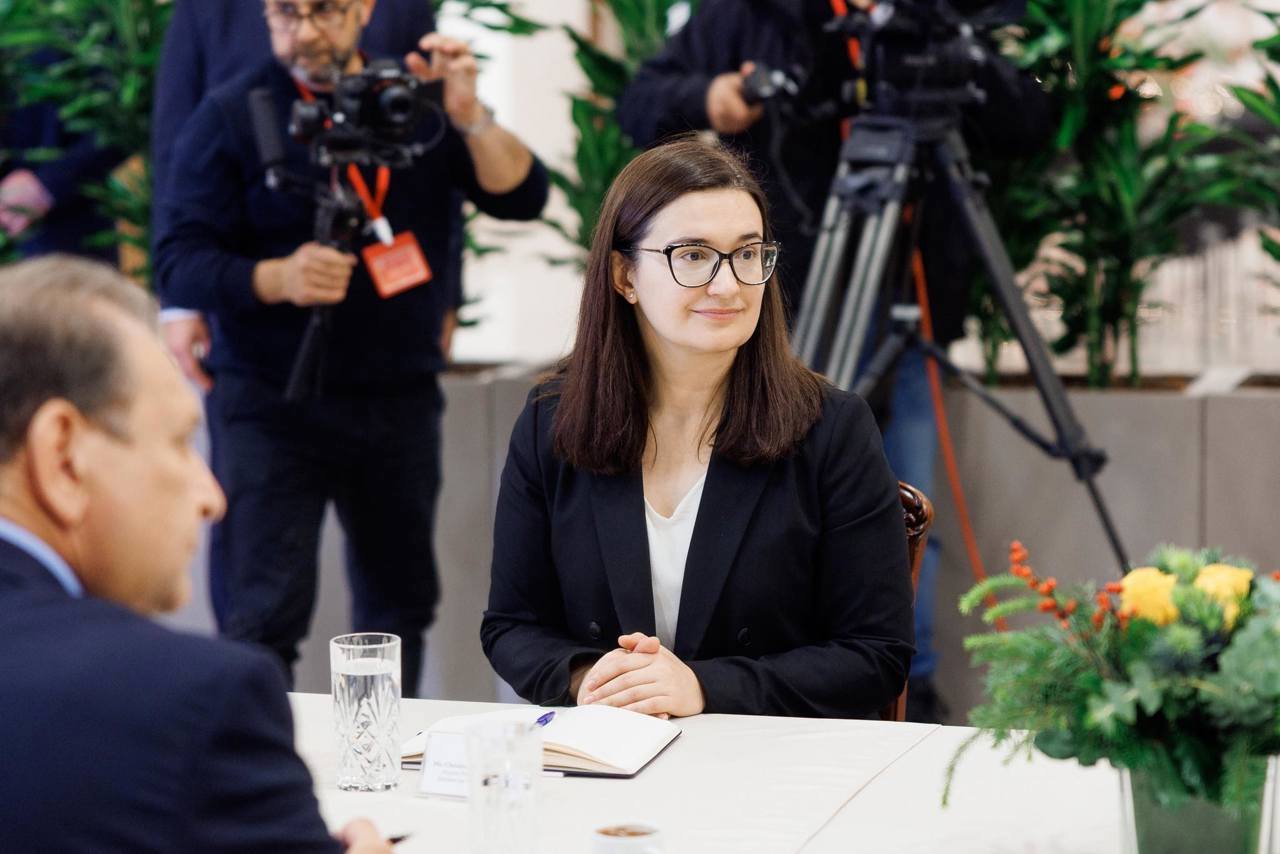 Молдавский чиновник на дипломатической встрече, на заднем плане видеокамеры