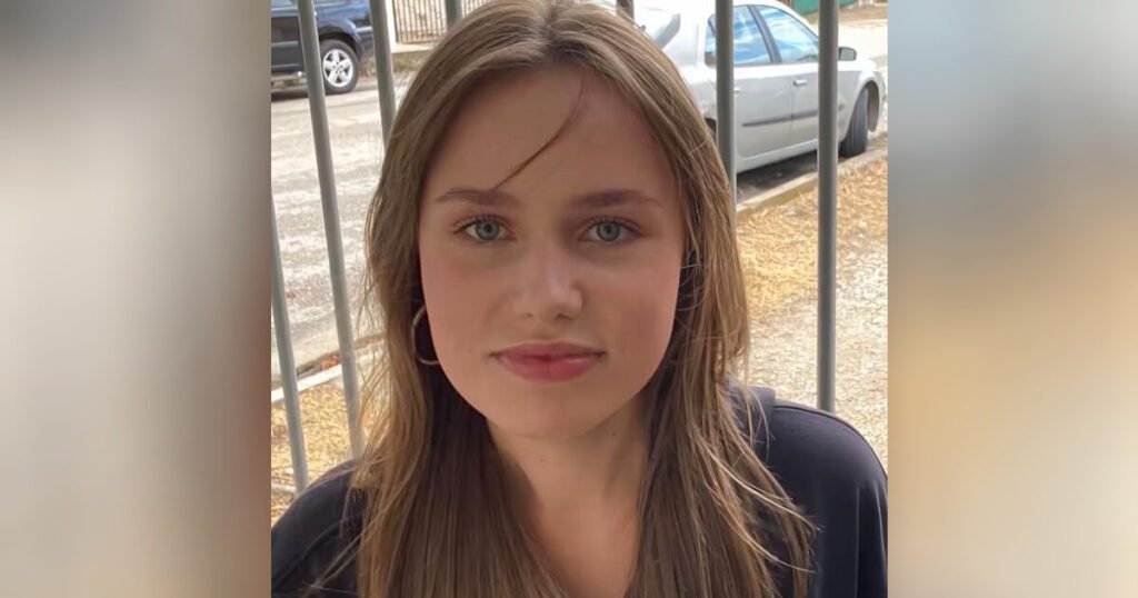 Портретное фото Лоры — чистая версия без водяных знаков, девушка со светлыми волосами у забора