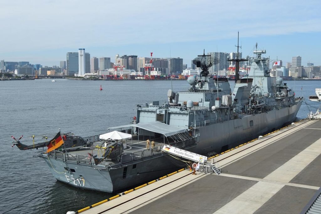 Немецкий фрегат Bayern (F217) в порту с вертолётом на палубе