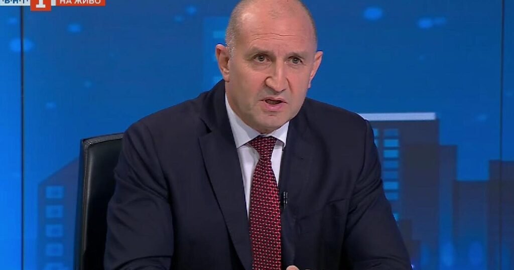 Румен Радев даёт интервью в телестудии БНТ после отставки с поста президента Болгарии