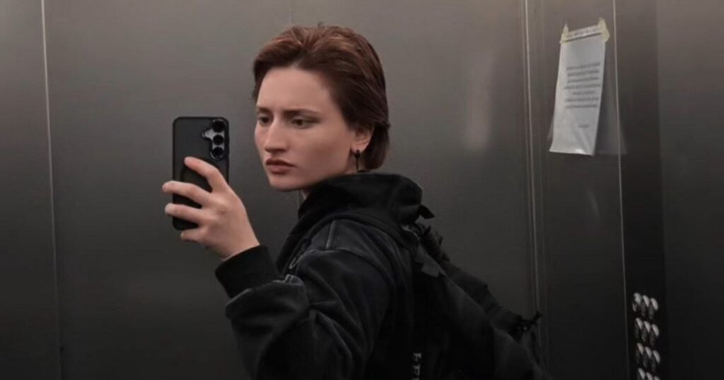 Портрет Айшат Баймурадовой, делающей селфи в лифте