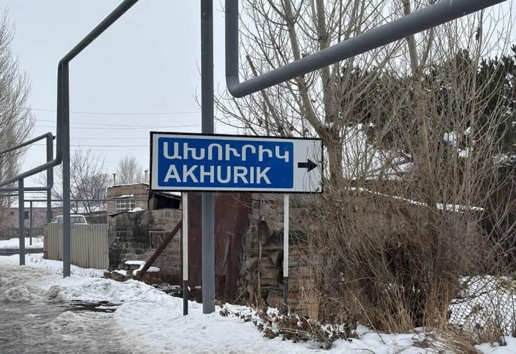 Армения завершила вывод российских пограничников с турецкой границы Дорожный указатель на КПП Ахурик на армяно-турецкой границе