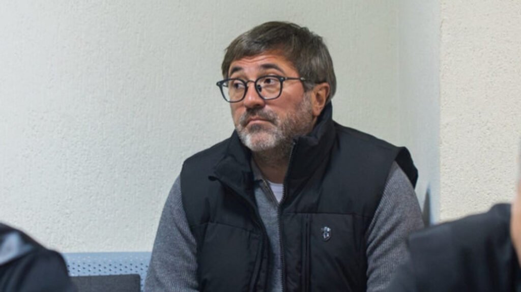 Владимир Андронаки сидит в суде в очках и серой жилетке