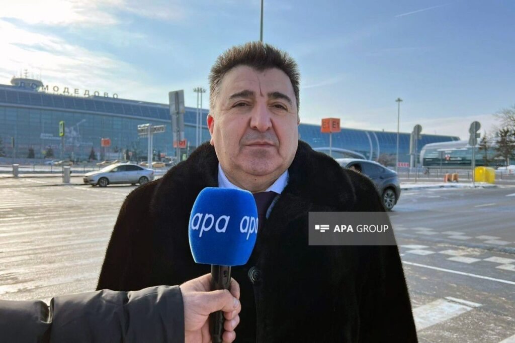 Азербайджанский адвокат Алекбер Гараев задержан в России Мужчина даёт интервью в аэропорту Домодедово с микрофоном APA, связано с историей задержания адвоката