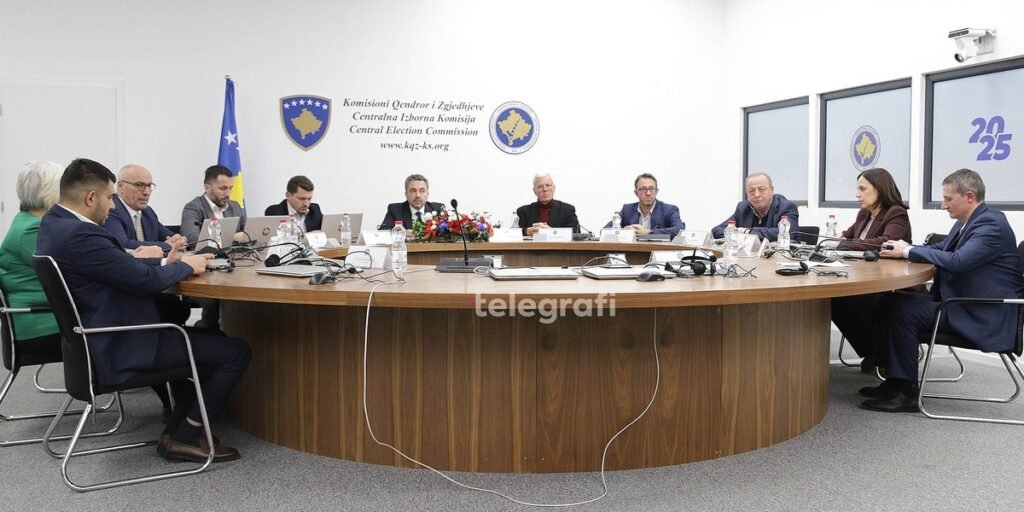 Широкий план заседания Центральной избирательной комиссии Косово — члены комиссии за круглым столом во время утверждения окончательных результатов выборов