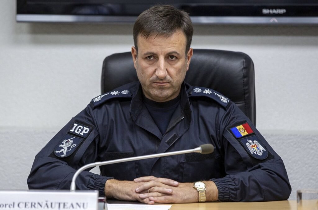 Глава IGP Виорел Чернэуцяну в полицейской форме за рабочим столом с микрофоном
