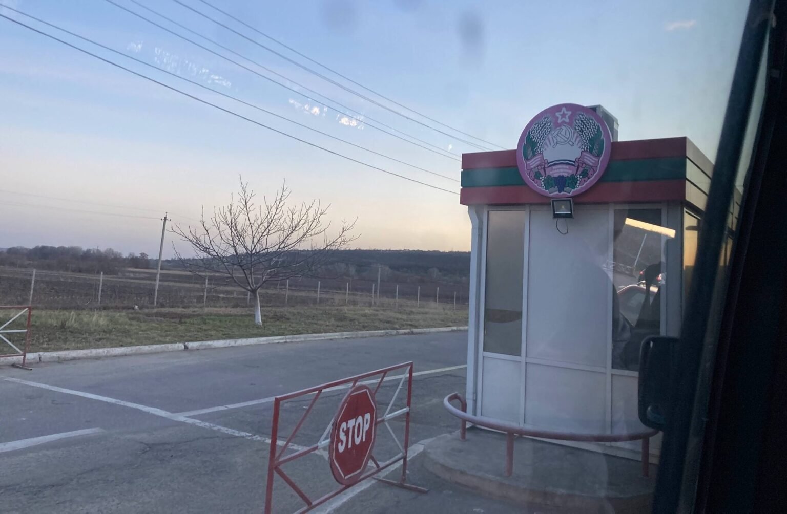 Торговля Приднестровья рухнула на треть: Кишинёв и Тирасполь спорят о цифрах Приднестровский пограничный пункт с гербом и знаком СТОП