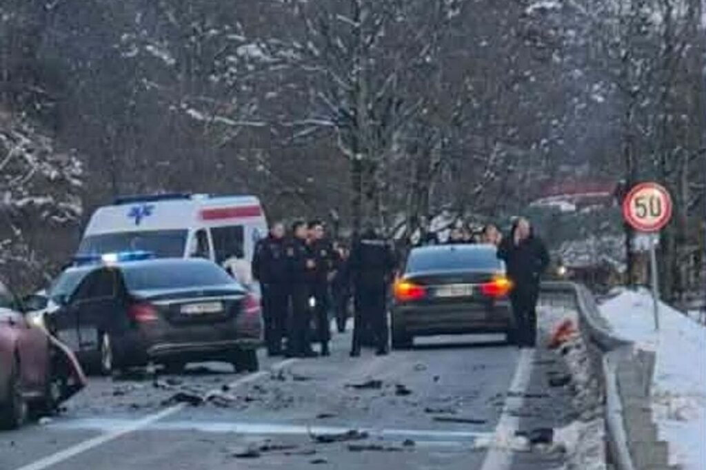 Кортеж премьера Черногории попал в ДТП: задержан украинец Место ДТП с обломками, скорая помощь, полицейские на заснеженной дороге