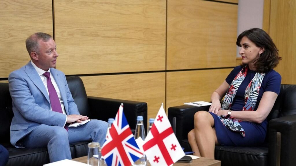 Грузия вызвала посла Британии после санкций против телеканалов Посол Великобритании Гарет Уорд на встрече с грузинским официальным лицом, видны флаги Великобритании и Грузии