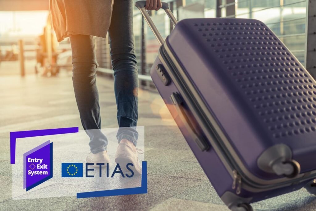 Путешественник с чемоданом в аэропорту с официальными логотипами EES и ETIAS