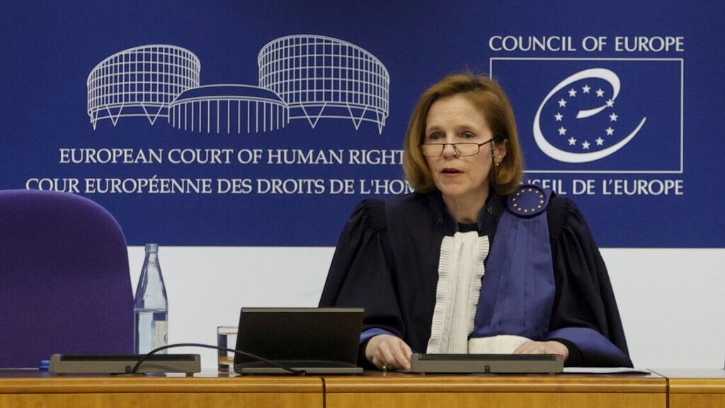 Болгария выплатила €7 млн за нарушения прав человека за 10 лет Судья ЕСПЧ в мантии выступает на трибуне Европейского суда по правам человека с логотипом Совета Европы