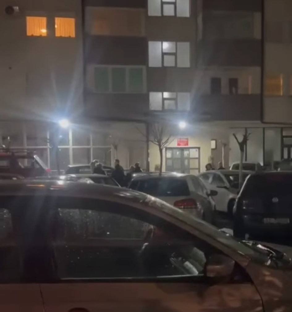 Жители эвакуировались из многоквартирного дома ночью после землетрясения в Косово