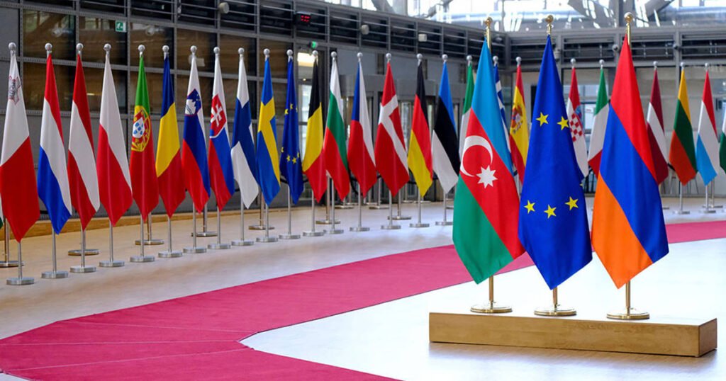 Южный Кавказ выходит из тени Москвы Флаги Азербайджана, ЕС и Армении в штаб-квартире Европейского совета в Брюсселе. Фото: RUSI