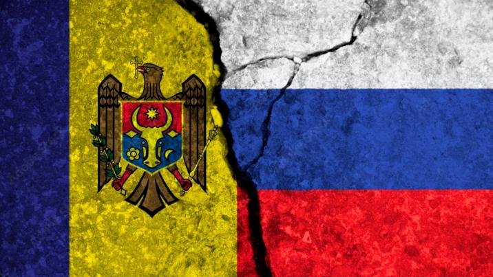 Флаги Молдовы и России с трещиной между ними, символизирующей напряженность