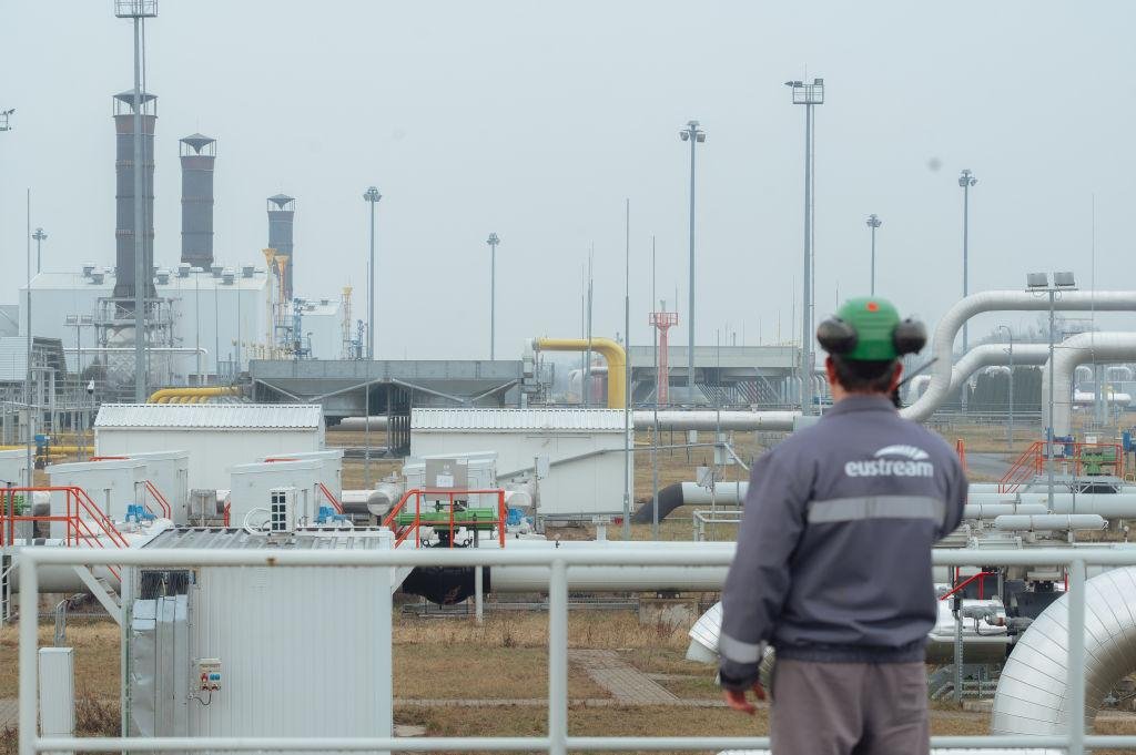 Работник Eustream осматривает газотранспортную инфраструктуру