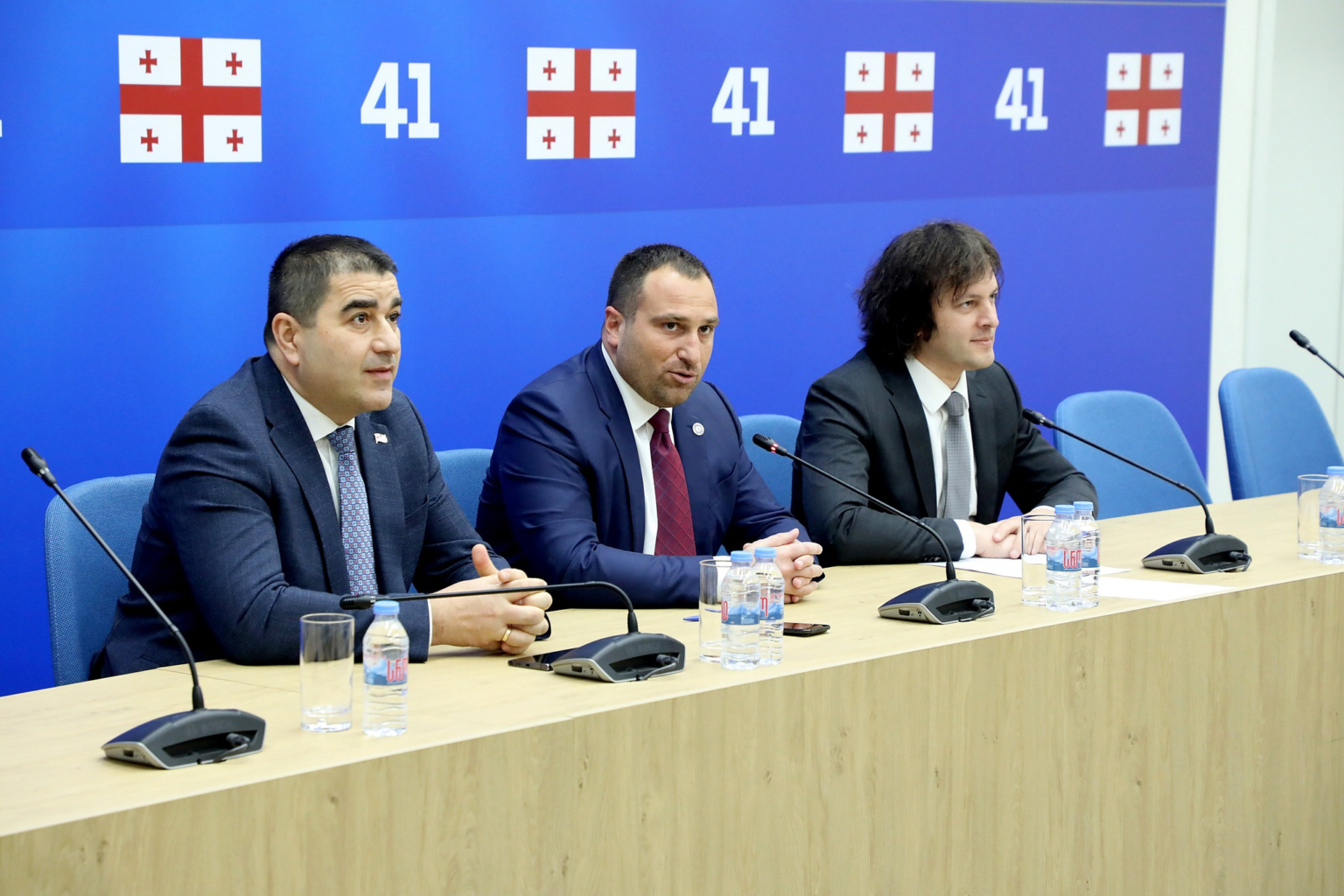 Лидеры «Грузинской мечты» на пресс-конференции на фоне партийного номера 41 и грузинских флагов