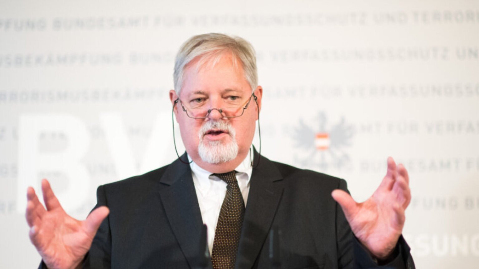 Экс-глава австрийской контрразведки дал показания по делу о шпионаже в пользу России Peter Gridling (ex-BVT director) at official BVT podium