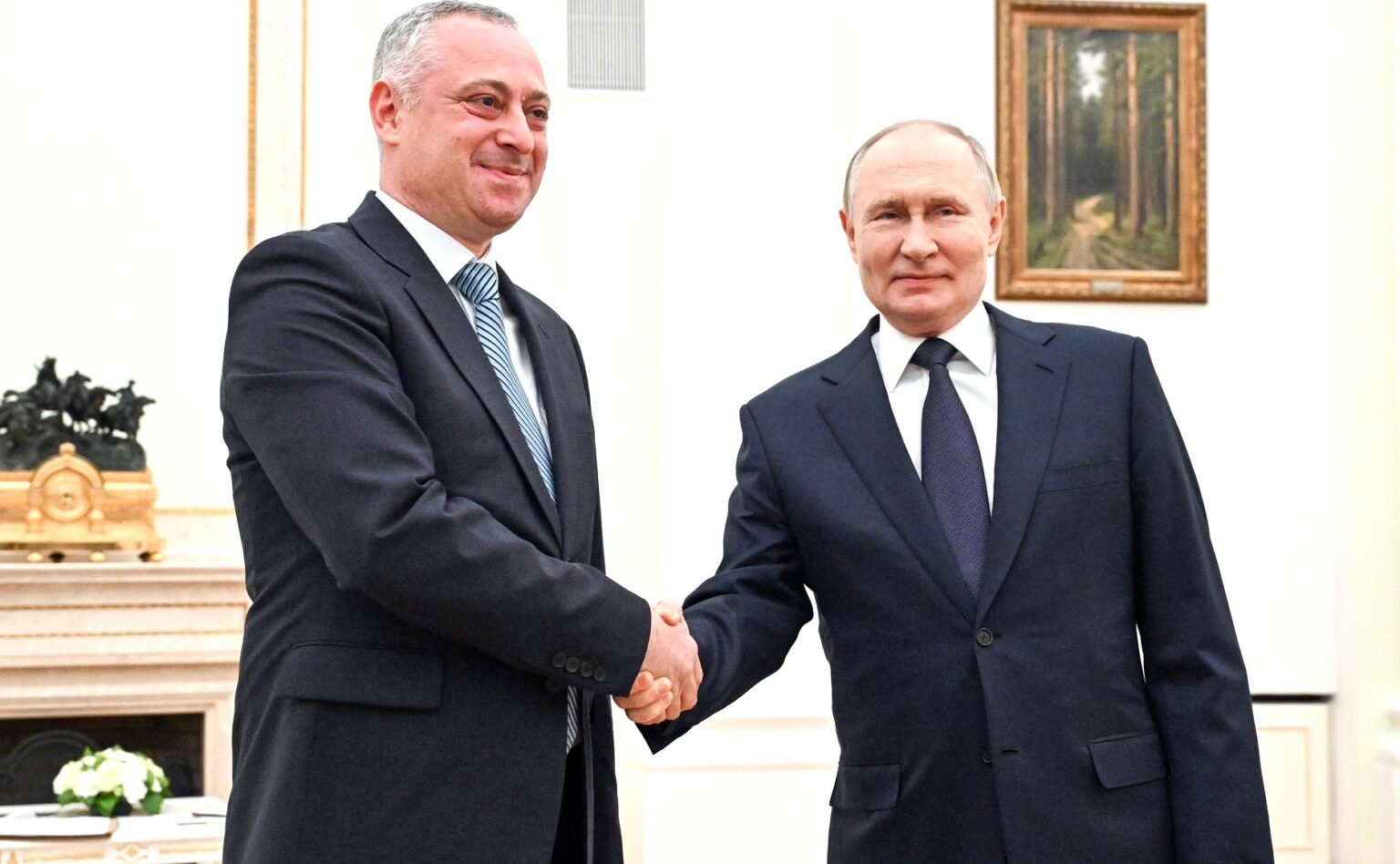 Бадра Гунба и Владимир Путин пожимают руки в Кремле