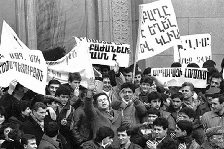 38 лет карабахскому движению: наследие и раскол Историческое черно-белое фото митинга карабахского движения 1988 года, толпа с армянскими транспарантами