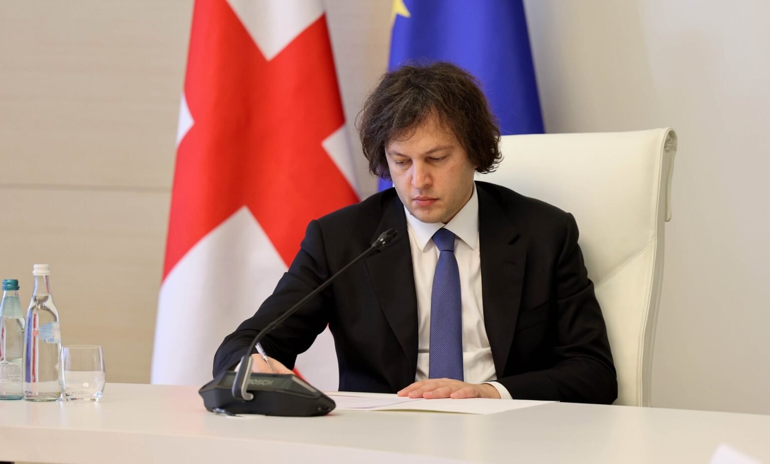 Грузия закрывает рынок труда: иностранцам потребуется разрешение на работу Премьер-министр Грузии Ираклий Кобахидзе на официальной встрече с флагами Грузии и ЕС