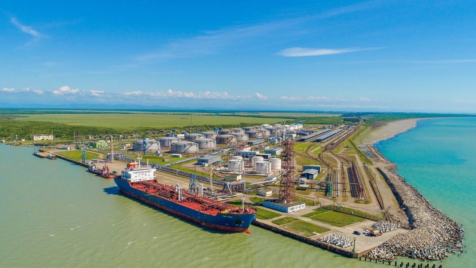 Панорамный вид с воздуха на нефтяной терминал Кулеви с пришвартованным танкером, резервуарами хранения и побережьем Чёрного моря