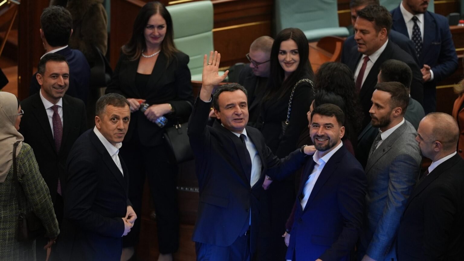 Премьер-министр Косово Альбин Курти в парламенте после избрания
