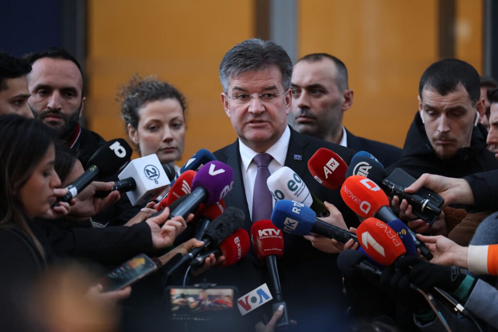 Мирослав Лайчак выступает перед журналистами на пресс-конференции в окружении микрофонов различных СМИ