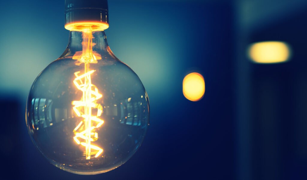 Бухарест — лидер по ценам на электричество с учётом покупательной способности Лампочка накаливания в стиле Эдисона со светящейся нитью на фоне синего боке