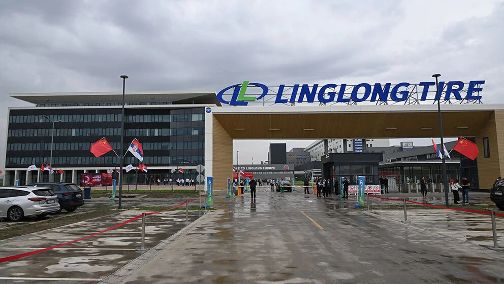 Вход на завод Linglong Tire в Зренянине, Сербия, с фирменной вывеской и китайско-сербскими флагами