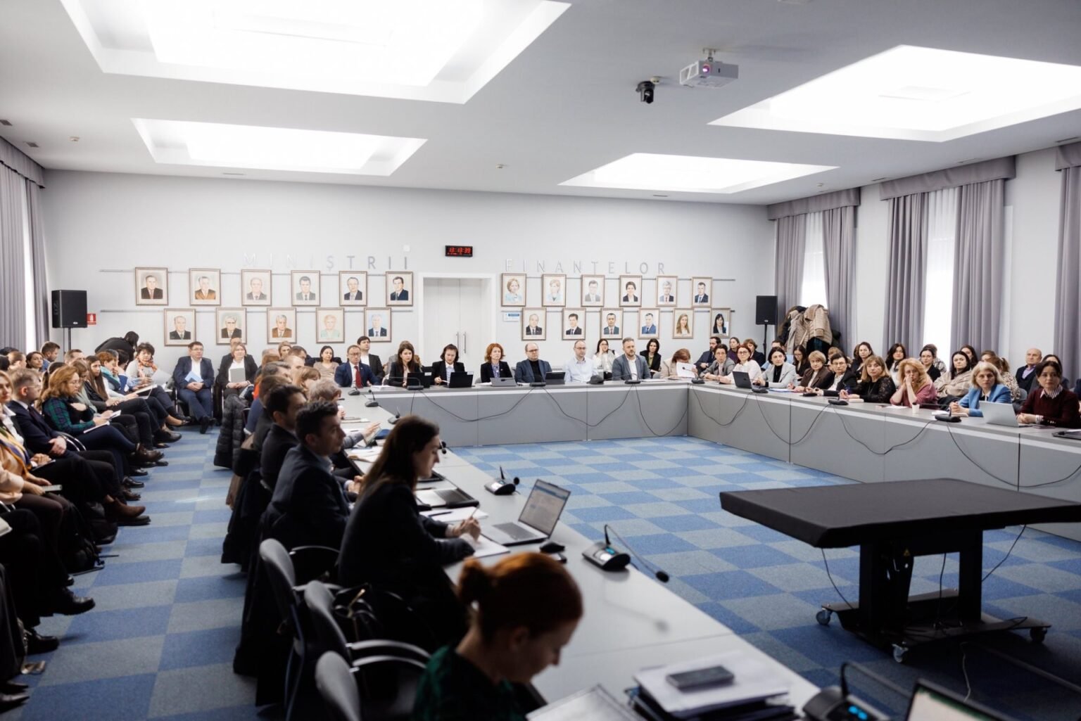 Большой конференц-зал Министерства финансов Молдовы с десятками чиновников за П-образным столом, подготовка к техническим переговорам с ЕС