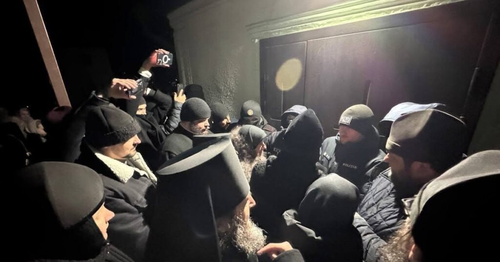 Деренеу: восемь лет борьбы за церковь между Москвой и Бухарестом Ночное противостояние у ворот церкви в Деренеу: толпа священнослужителей и мирян напротив полиции у входа