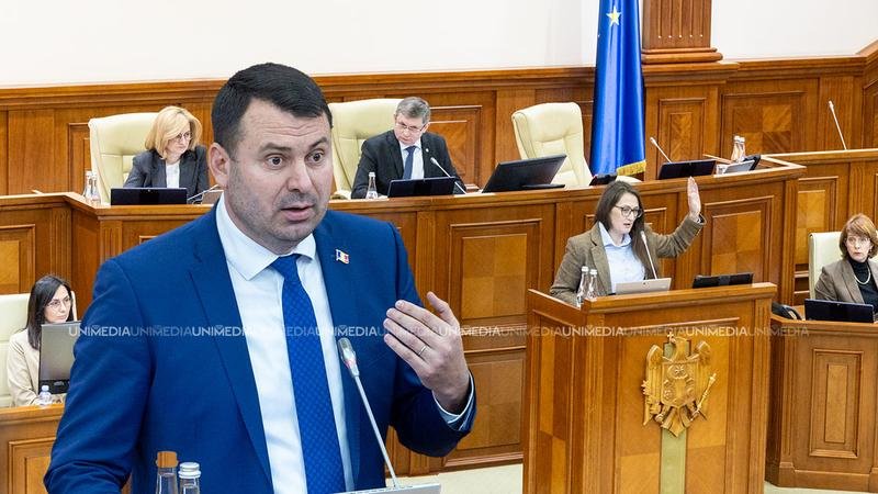 Костюк выступает в парламенте, жестикулирует руками, на фоне флаг ЕС