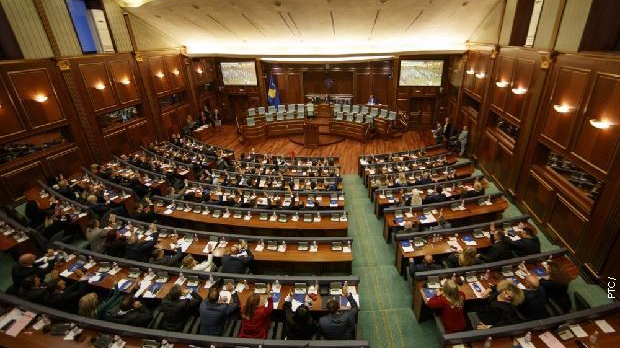Косово приняло бюджет без инвестиций в сербские муниципалитеты Зал парламента Косово в Приштине во время бюджетной сессии, панорамный вид на депутатов