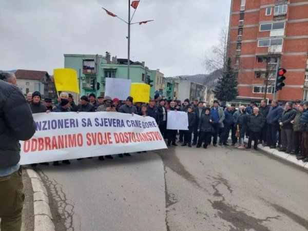 Пенсионеры Черногории протестуют против повышения пенсий на 1,74 евро