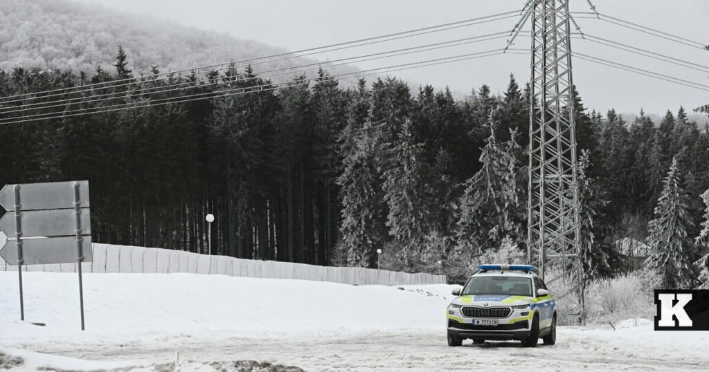 Дело «Петрохан»: полиция тренировалась с погибшими, парламент требует ответов Полицейский патрульный автомобиль на заснеженной горной дороге у перевала Петрохан, на фоне покрытого снегом хвойного леса и опоры ЛЭП.