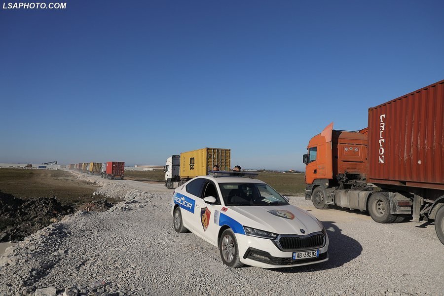 33 ареста в Албании: скандал с токсичными отходами Kurum Полицейская машина Албании на месте проверки контейнеров с токсичными отходами