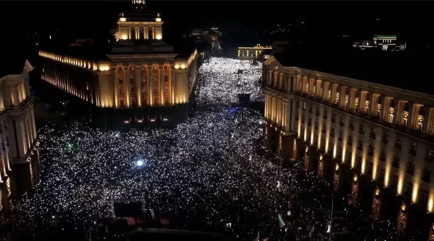 Массовый ночной протест перед зданием болгарского парламента, толпа со светом телефонов
