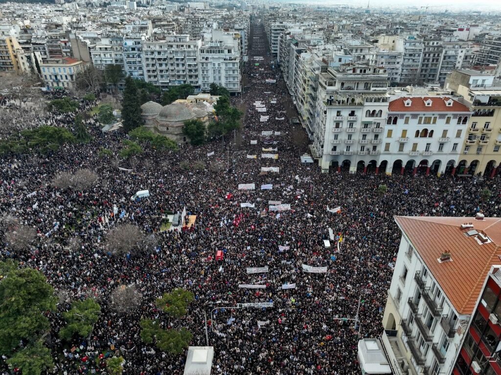 Греция парализована: забастовка в годовщину Темпи затронула болгар Вид с воздуха на масштабную акцию протеста в Салониках — десятки тысяч людей заполнили улицы города
