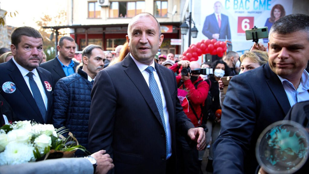 Румен Радев на предвыборном мероприятии в окружении сторонников и красных воздушных шаров