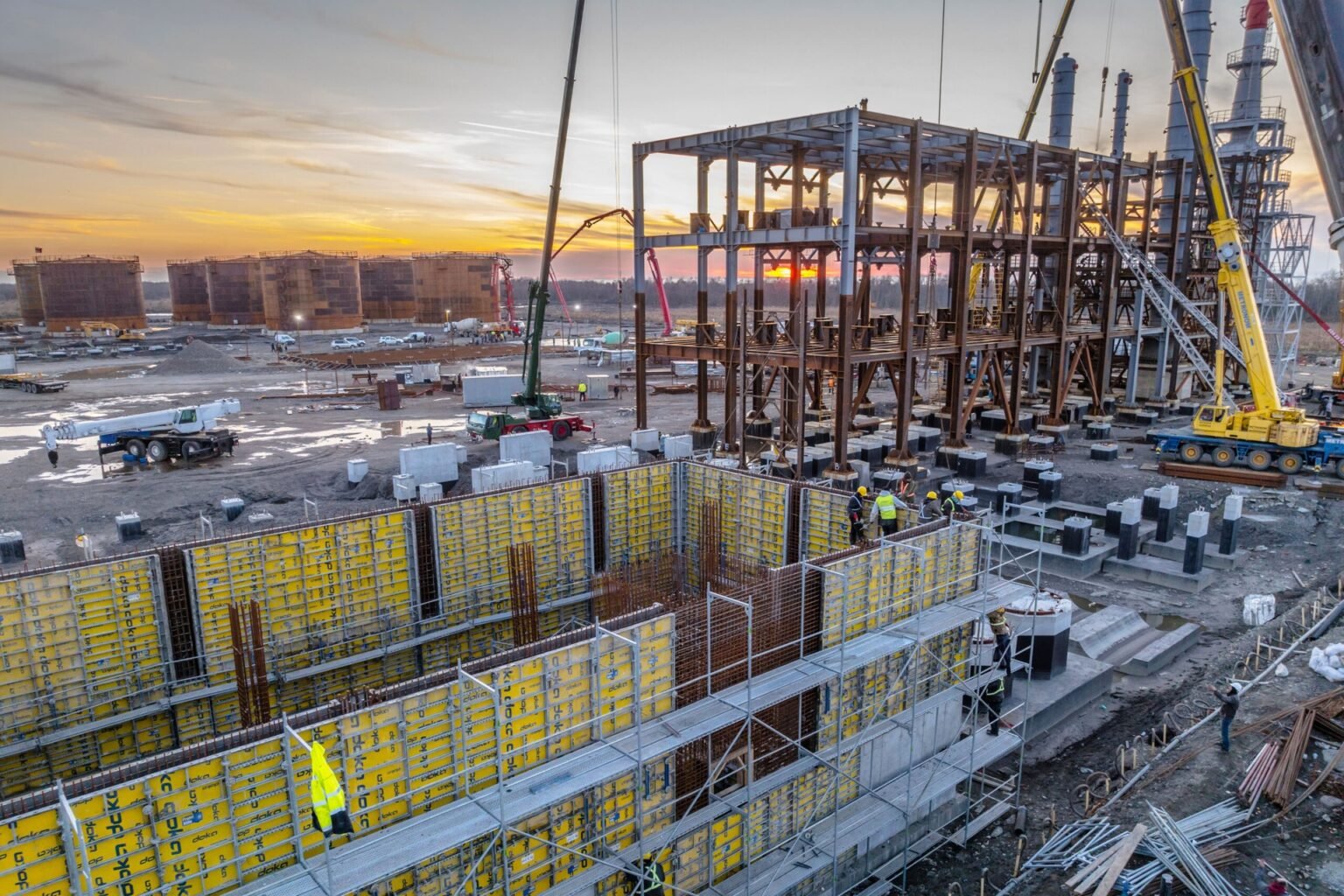 Грузия оказалась в центре нефтяного скандала: ЕС готовит санкции против порта Кулеви Black Sea Petroleum Kulevi refinery construction site at sunset