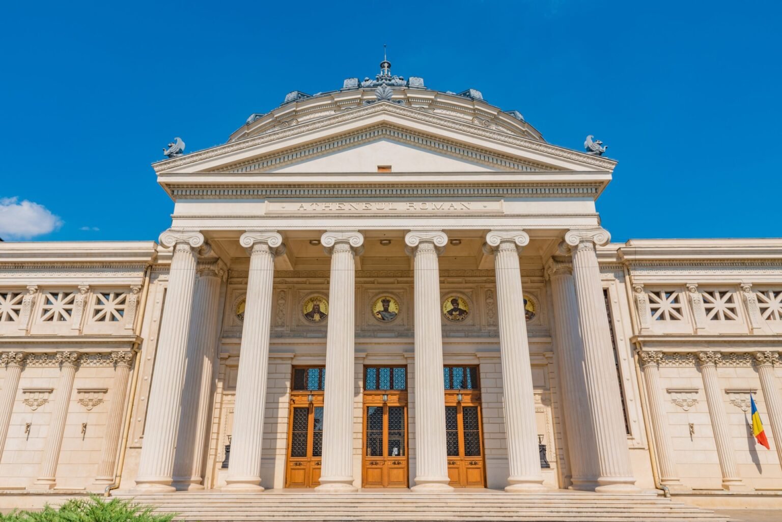 Война за умы: как историк из Белой Церкви борется с кремлёвскими мифами Румынский атенеум в Бухаресте, неоклассическое здание с колоннами