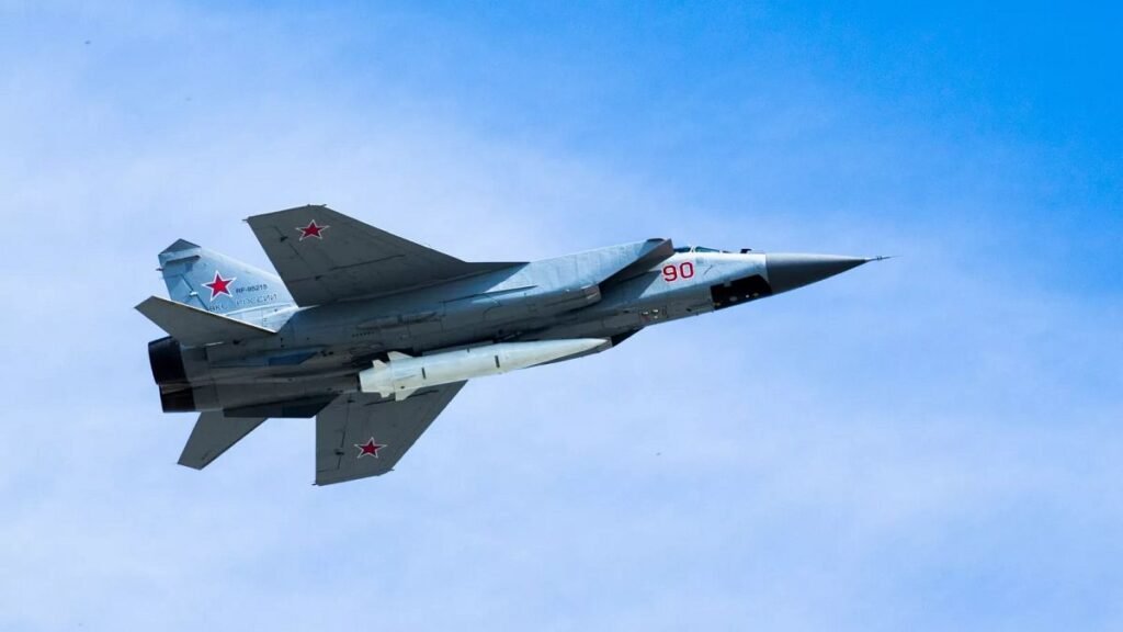 Россия тестирует НАТО: нарушения воздушного пространства выросли на 200% Российский истребитель МиГ-31 с красными звёздами и ракетой на борту в полёте на фоне голубого неба