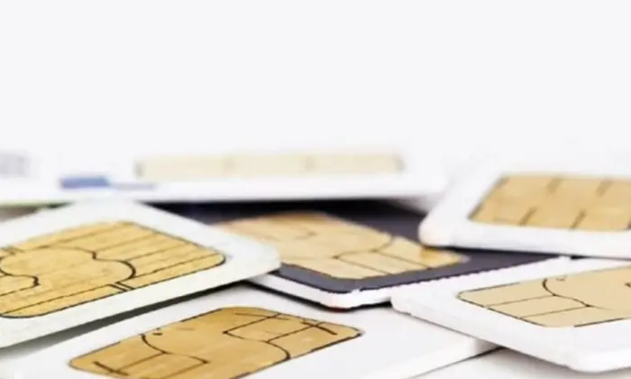 Несколько SIM-карт крупным планом на белом фоне